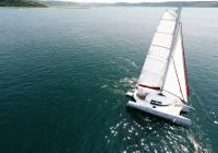 barca a vela trimarano al mare vista dall'aria